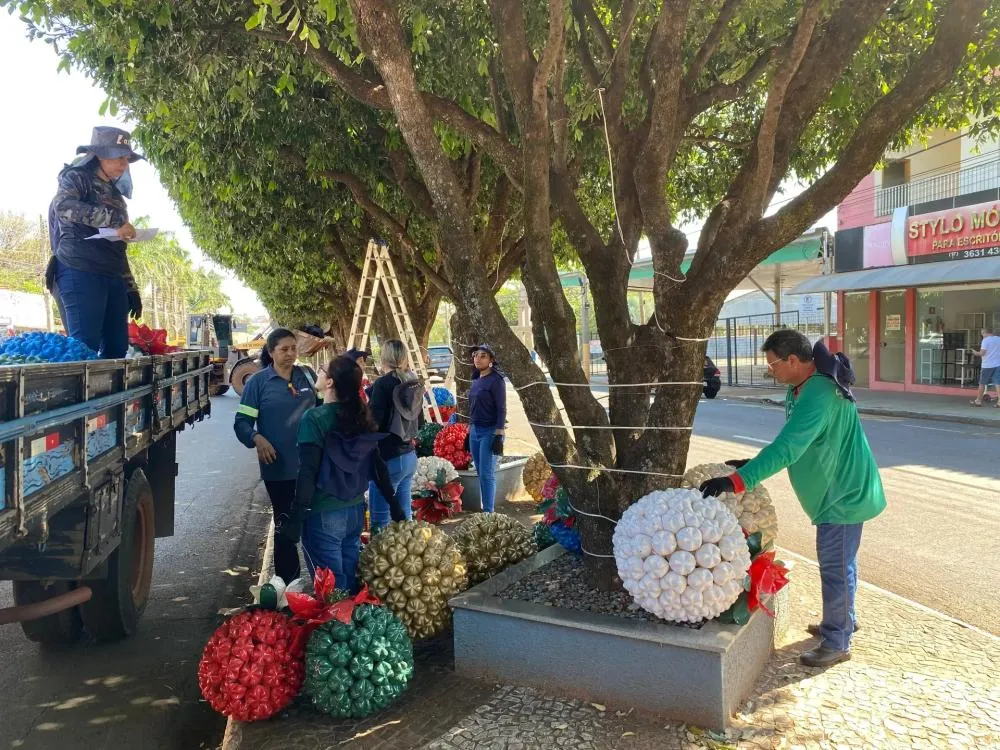 Sonho de Natal 2026: Santa Fé do Sul inicia instalação de mais de 2 mil enfeites